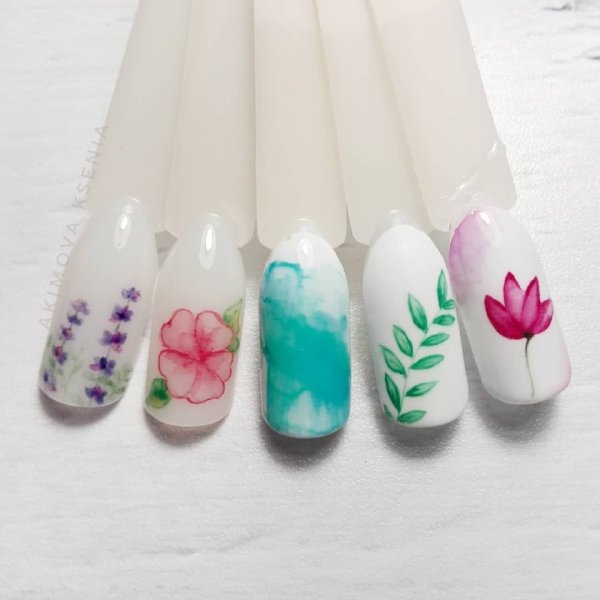 Маникюр с акварельными цветами