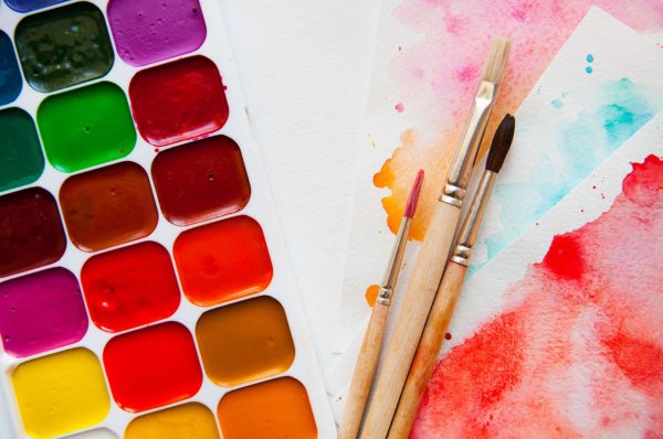 Палитра и Акварельные краски кисти