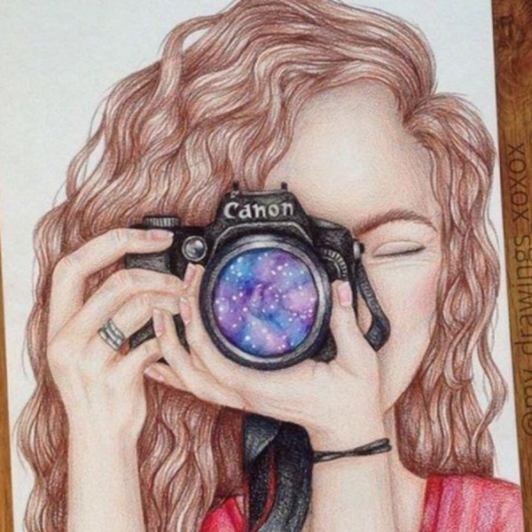Девушка с фотоаппаратом из карандаша
