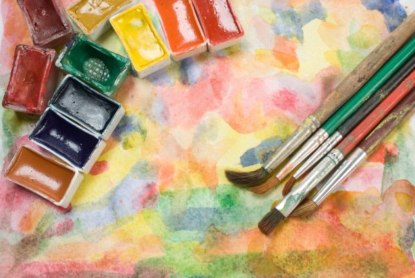 Акварельные краски и кисти