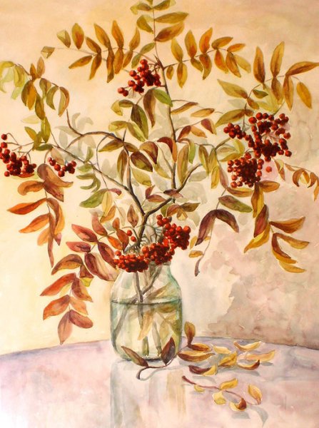 Ваза с осенними листьями и рябиной