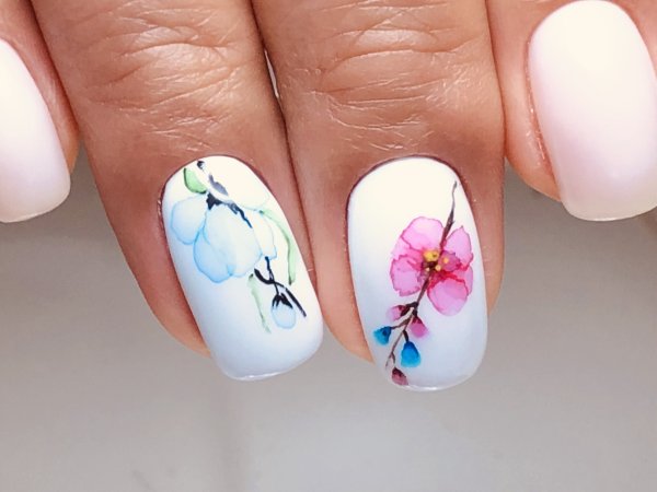 Маникюр с акварельными цветами