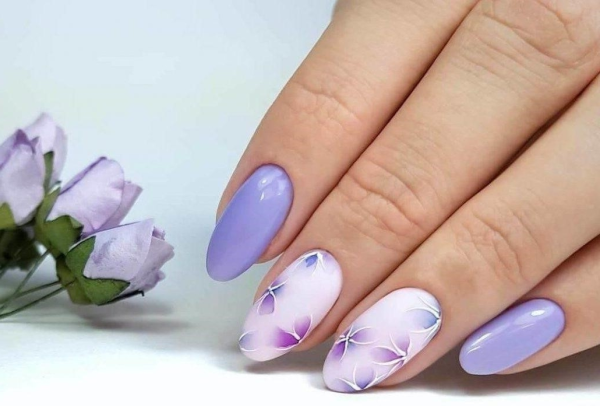 Маникюр с акварельными цветами
