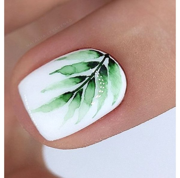 Акварельные листики на ногтях