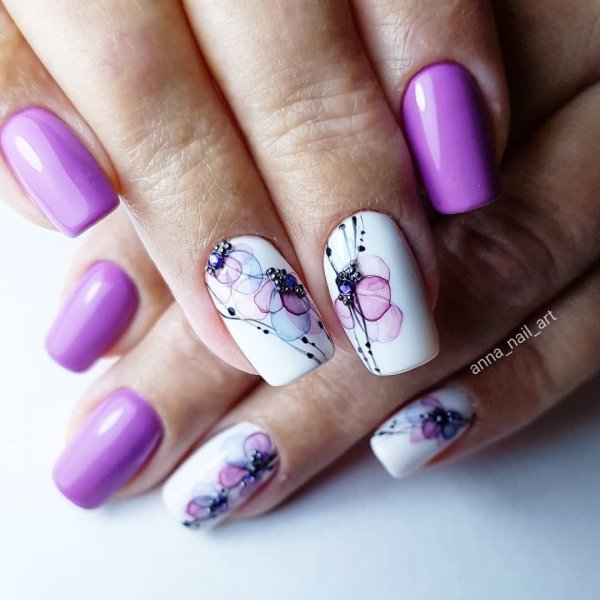 Весенний маникюр с акварельными цветами