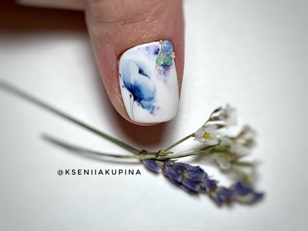 Акварельные голубые цветы на ногтях