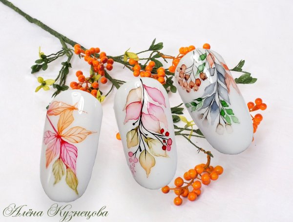 Акварельные листики на ногтях