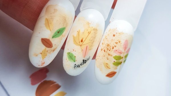 Осенний маникюр с листьями