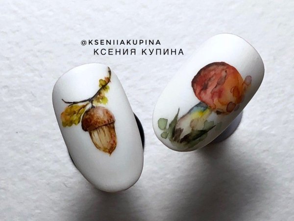 Осенние листочки на ногтях акварелью