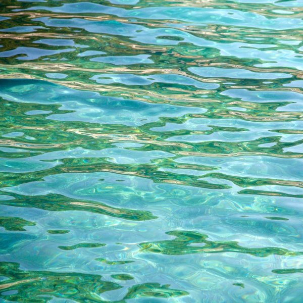 Прозрачная вода акрилом