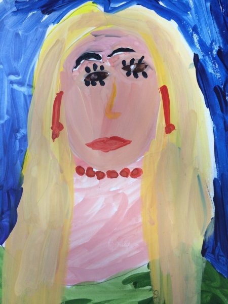 Нарисованная девушка с венком на голове