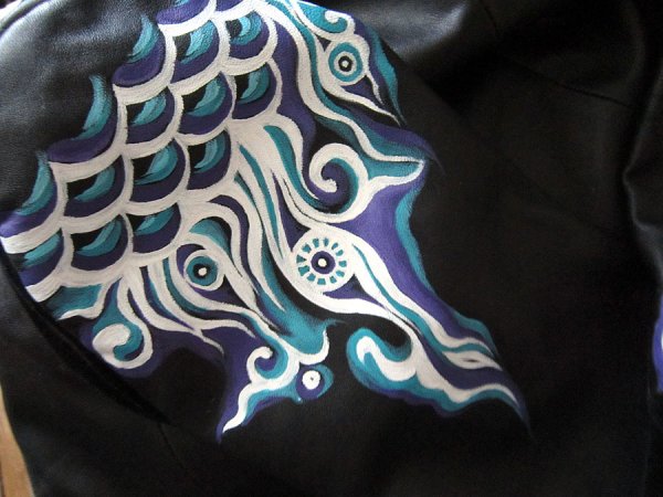 Роспись кожаной куртки акрилом