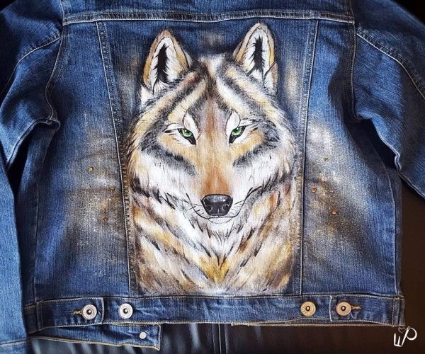 Волк на джинсовой куртке
