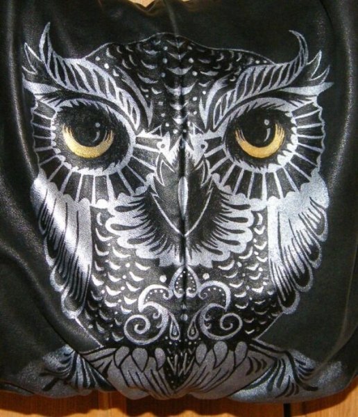 Черный рисунок на коже акриловыми красками