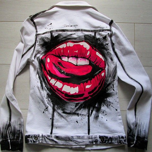 Губы на джинсовке