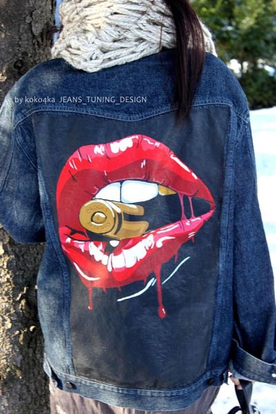 Губы на джинсовке