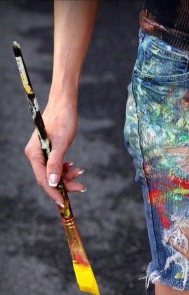 Рука художника с кистью