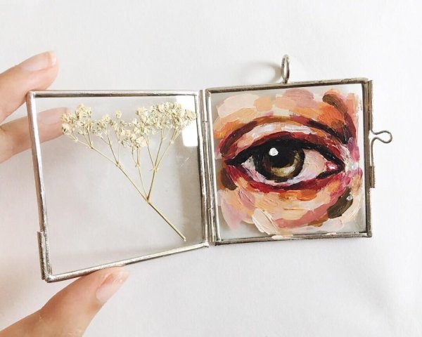 Глаз акрилом