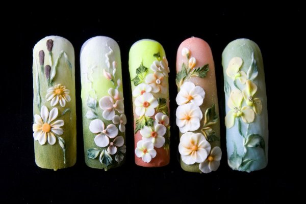 Маникюр с акварельными цветами