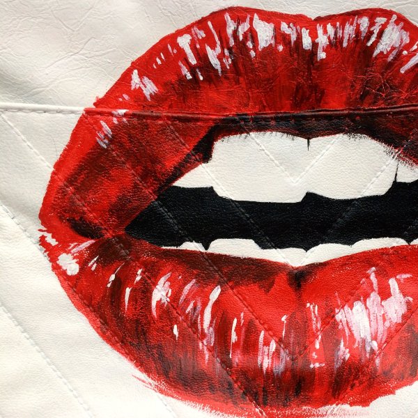 Губы красные нарисованные