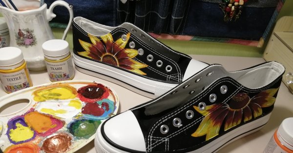 Роспись сапог акриловыми красками