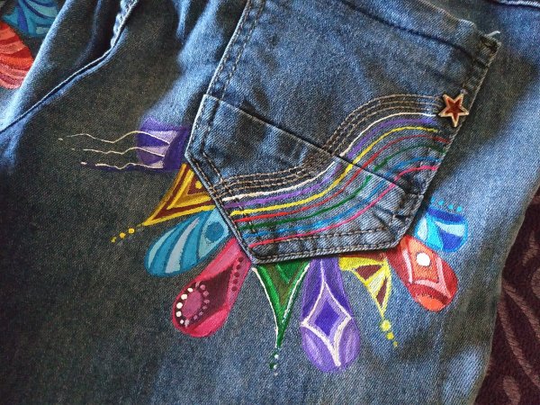Роспись джинсов акриловыми красками