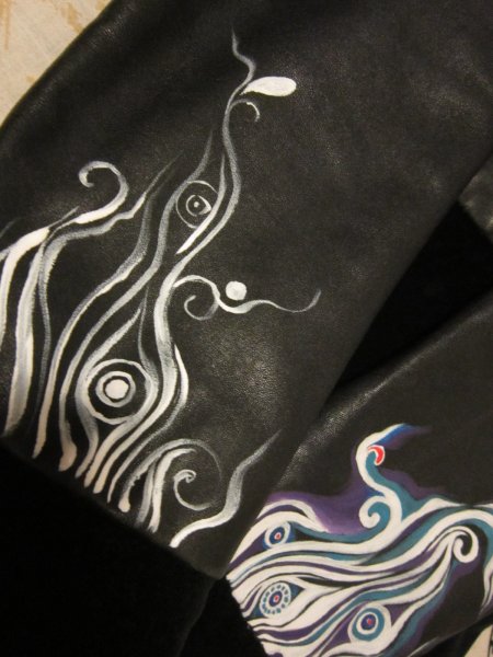 Рисунки на коже акриловыми красками