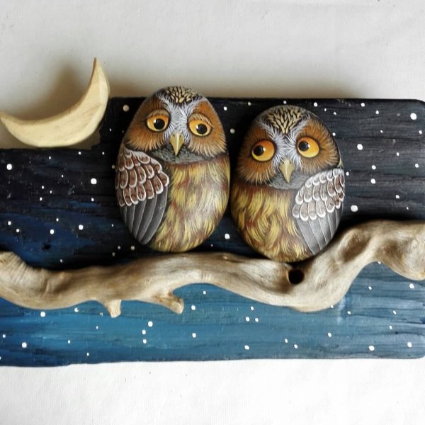 Олень на спиле дерева