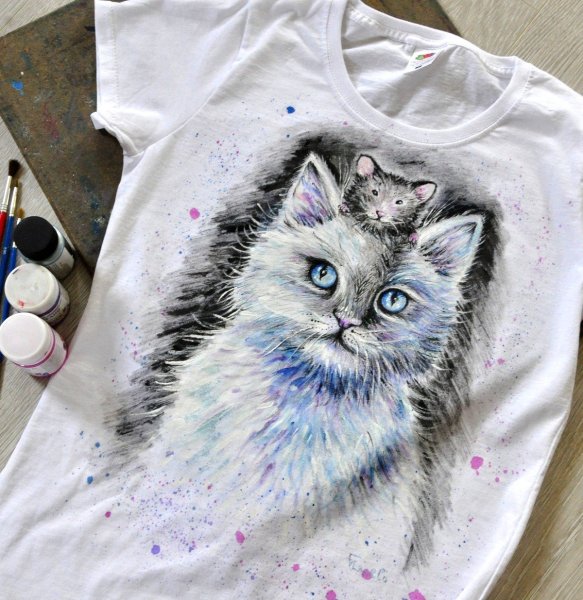 Разрисованная футболка красками для детей