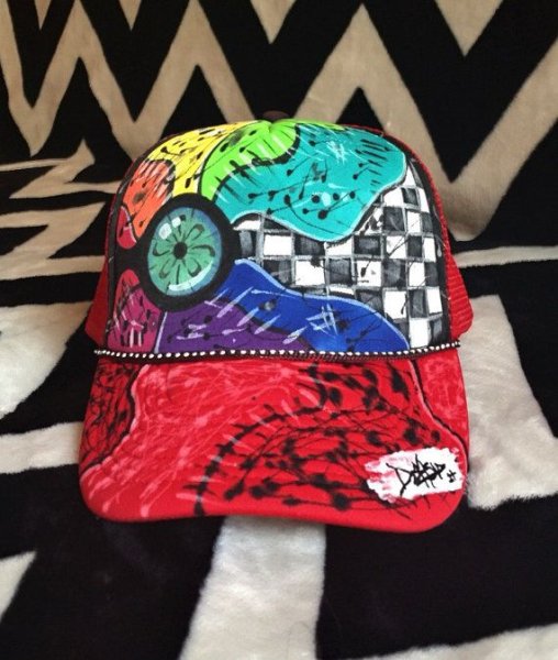Разрисованная кепка