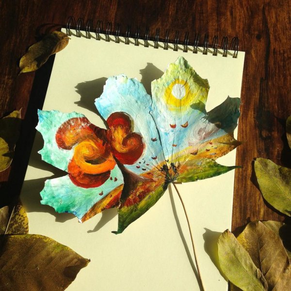 Рисование на листьях акрилом