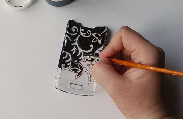 Рисунок на чехол для телефона акриловыми красками