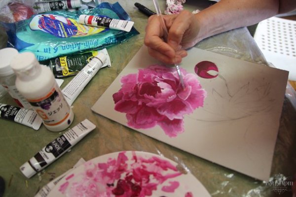 Цветы акриловыми красками на бумаге