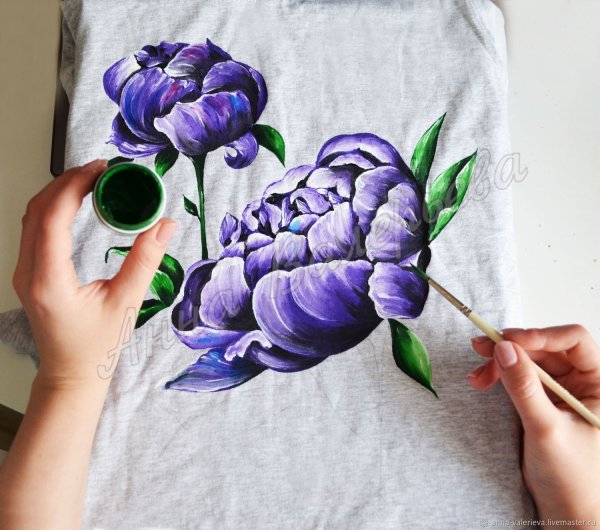 Пионы на ткани красками