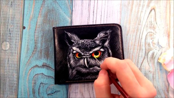 Рисунок на кошельке акрилом