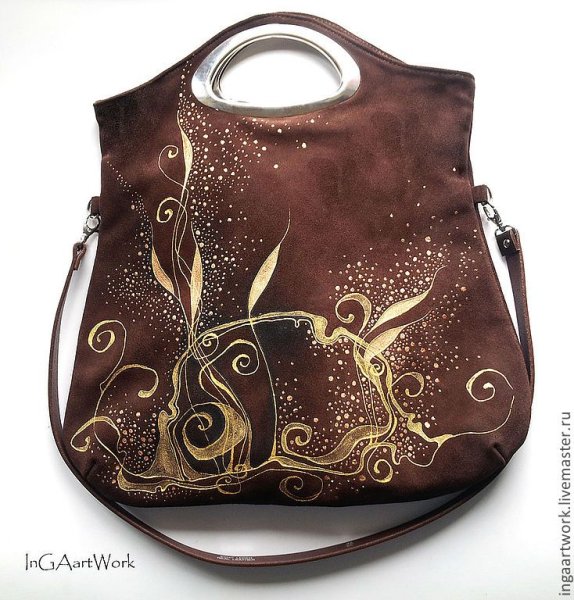 Узор красками на кожаной сумки