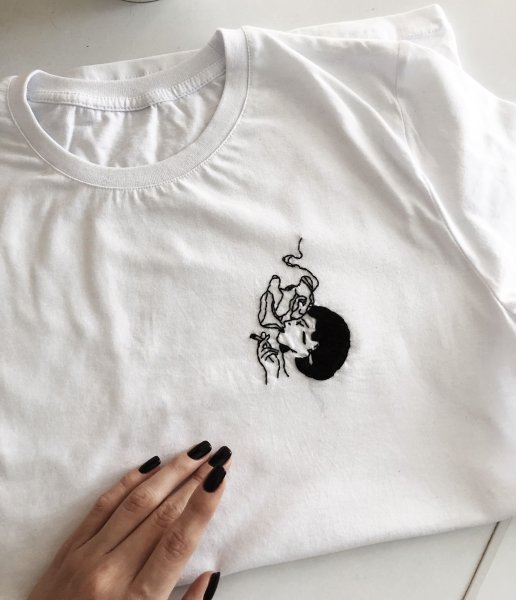 Маленькие вышивки на футболке