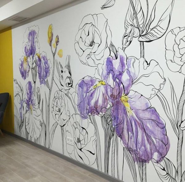 Рисунок цветов на стене