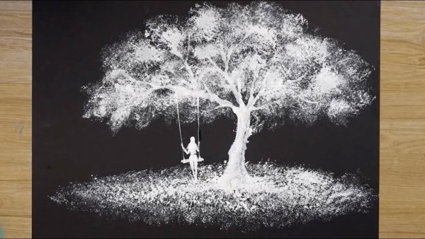 Дерево на черном фоне белой краской