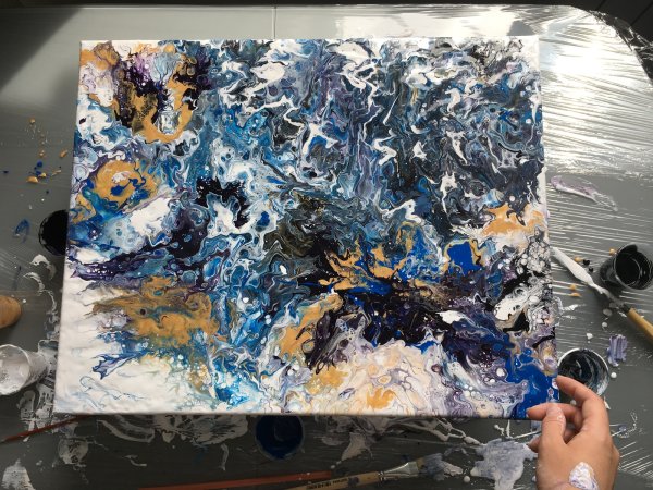 Разливают краску на холст