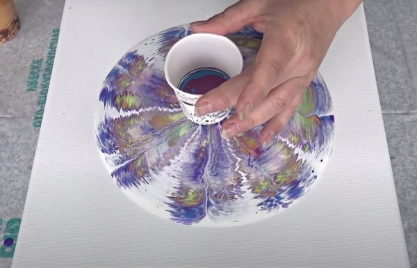 Рисование пластиковыми стаканчиками