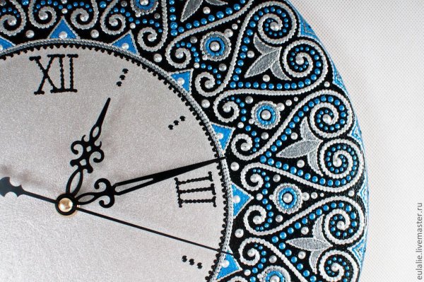 Орнамент с часами