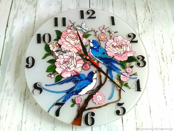 Витражные часы