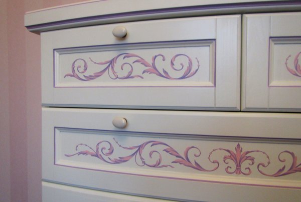 Рисунки на мебели акриловыми красками