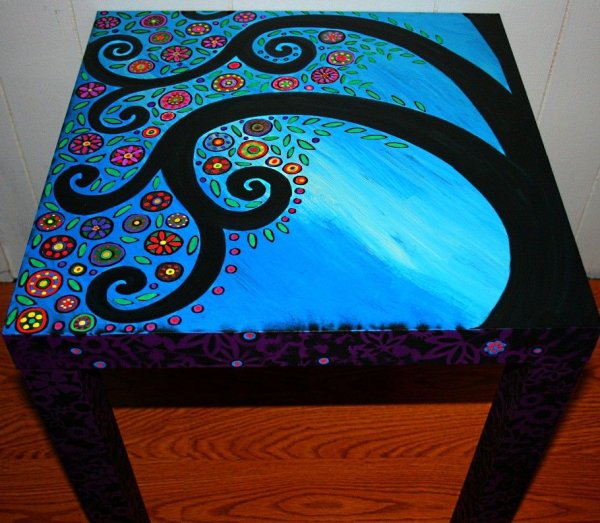 Разрисованный стол