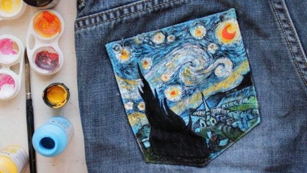 Нарисованная ладонь на джинсах