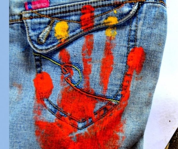 Отпечатки рук на джинсах