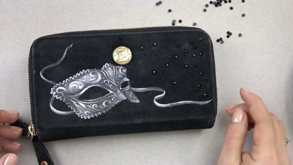 Рисунок на черной коже акрилом