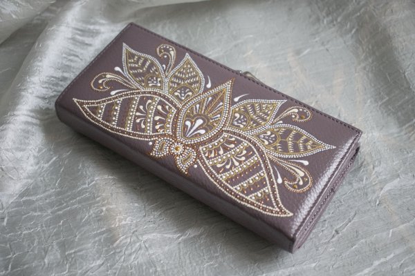 Точечная роспись кошелька