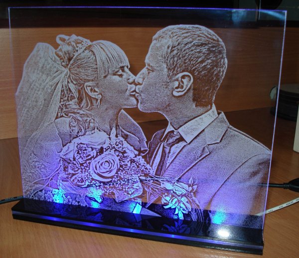 Гравировка на стекле с подсветкой